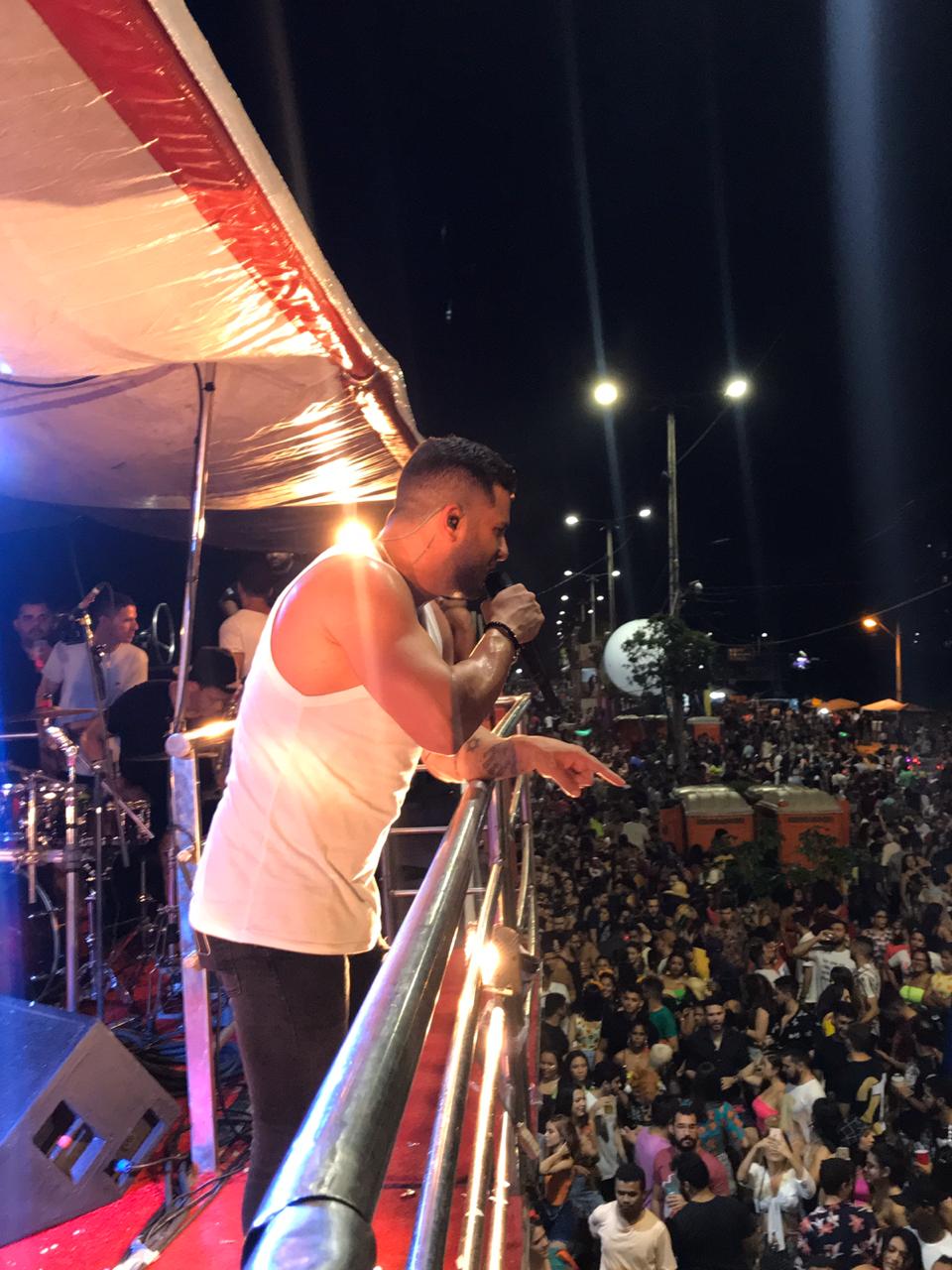 Milhares de foliões curtem trio elétrico do Grupo Meio Norte com o cantor Avinne Vinny - Imagem 1