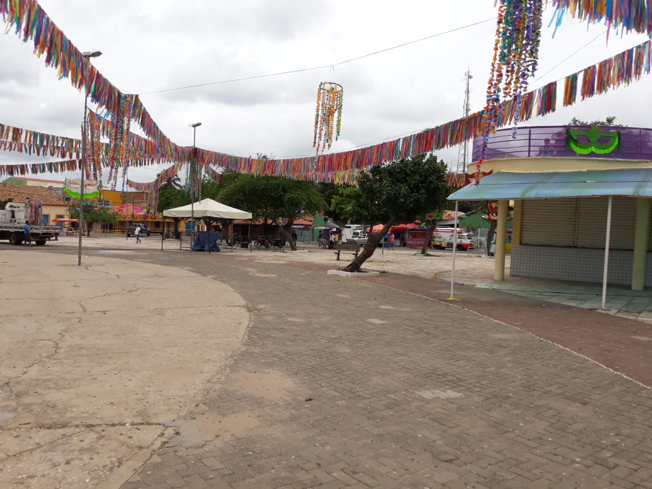 Quase tudo pronto para logo mais no final da tarde Pedro II dá início a sua festa de carnaval  - Imagem 1