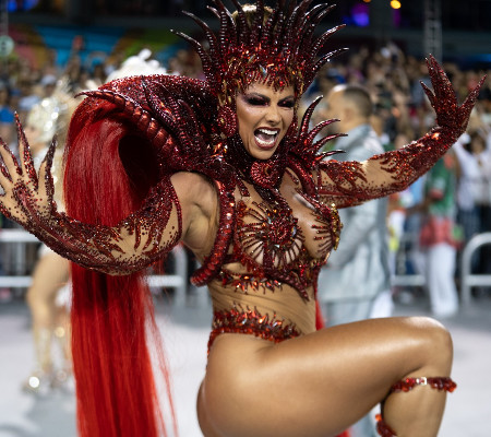 Ana Paula Minerato mostra fantasia para desfile da Acadêmicos do Tatuapé  | Foto: Celso Tavares/G1