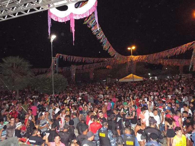 Chica Égua e Forró Pé de Ouro deu o tom na primeira noite de carnaval 2020 em Pedro II - Imagem 39