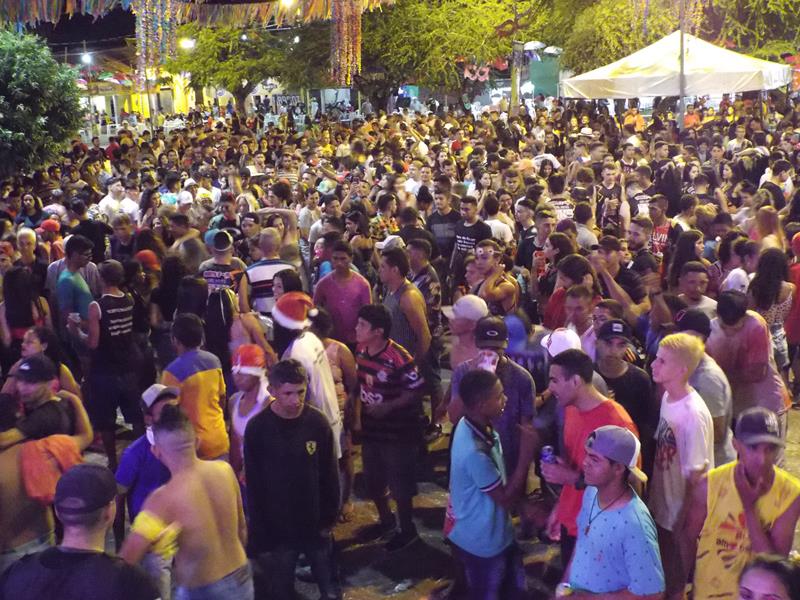 Chica Égua e Forró Pé de Ouro deu o tom na primeira noite de carnaval 2020 em Pedro II - Imagem 33