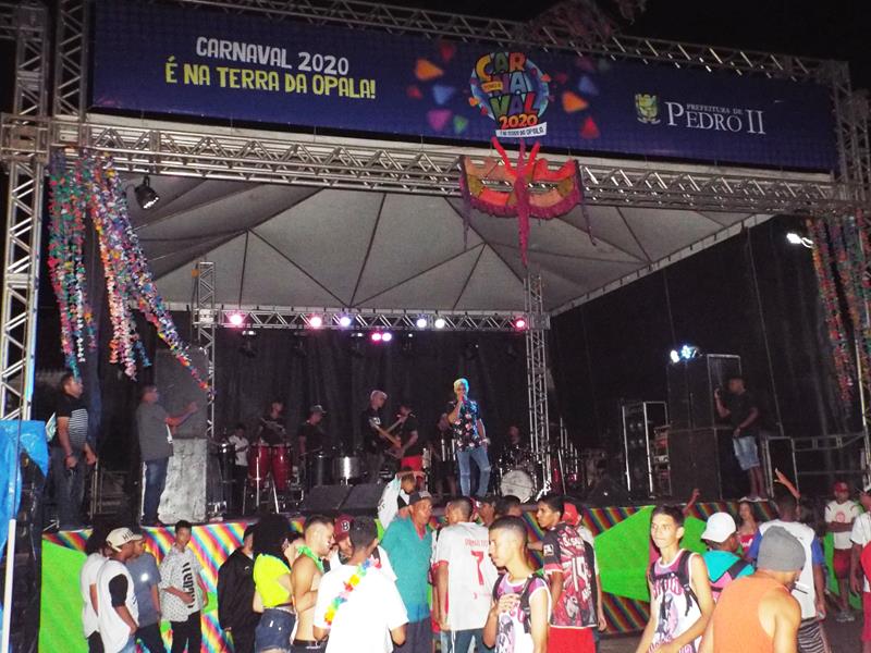 Chica Égua e Forró Pé de Ouro deu o tom na primeira noite de carnaval 2020 em Pedro II - Imagem 3