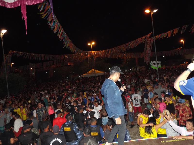 Chica Égua e Forró Pé de Ouro deu o tom na primeira noite de carnaval 2020 em Pedro II - Imagem 37