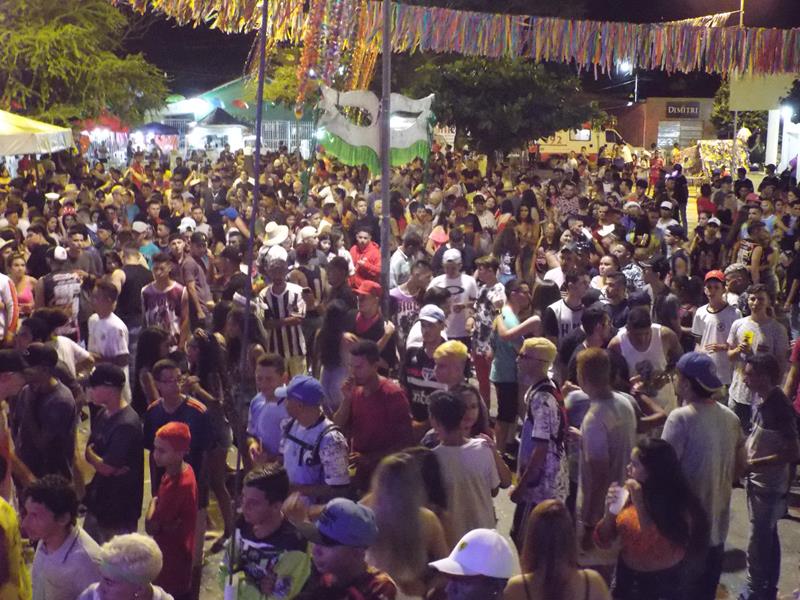 Chica Égua e Forró Pé de Ouro deu o tom na primeira noite de carnaval 2020 em Pedro II - Imagem 32