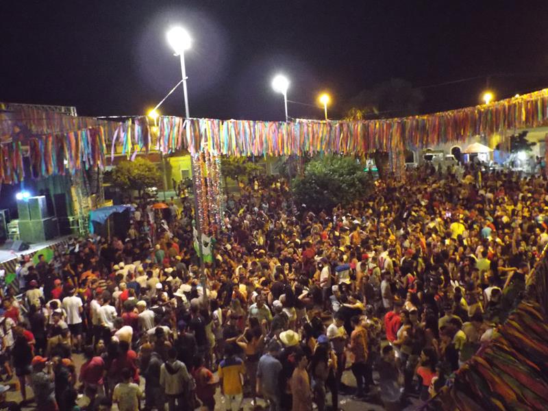 Chica Égua e Forró Pé de Ouro deu o tom na primeira noite de carnaval 2020 em Pedro II - Imagem 21