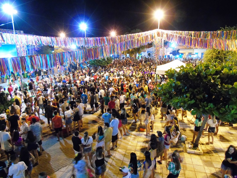 Foliões lotam Praça Manoel Nogueira Lima na terceira noite do Carnaval de Pedro II - Imagem 3