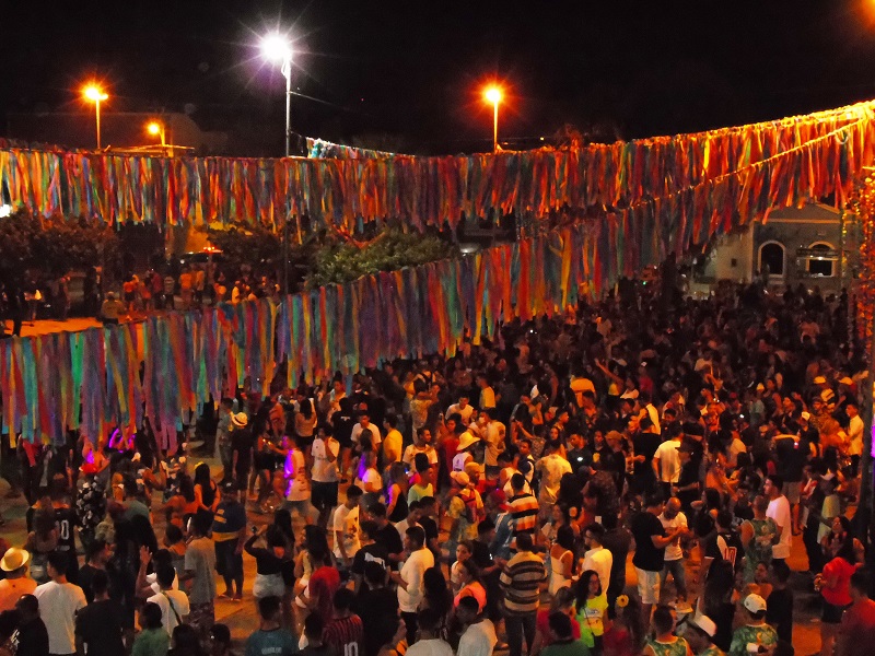 Foliões lotam Praça Manoel Nogueira Lima na terceira noite do Carnaval de Pedro II - Imagem 4