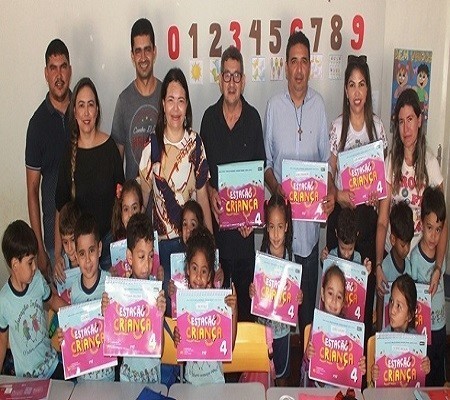 Prefeitura de Pedro II distribui kits de livros didáticos para a Educação Infantil