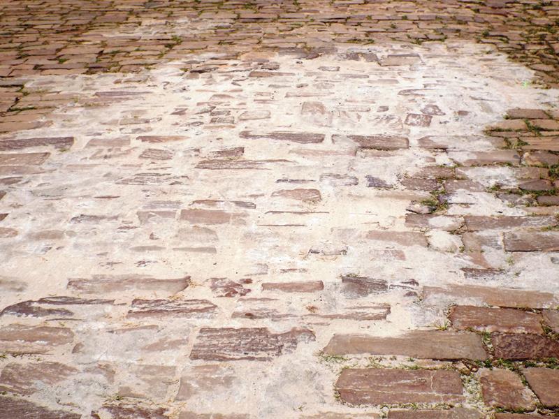 prefeitura continua recuperando calçamentos danificados pela chuvas  - Imagem 1