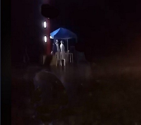 Um dos dois últimos ônibus oriundos de SP é escoltado pela PM até a barreira da VS para procedimentos