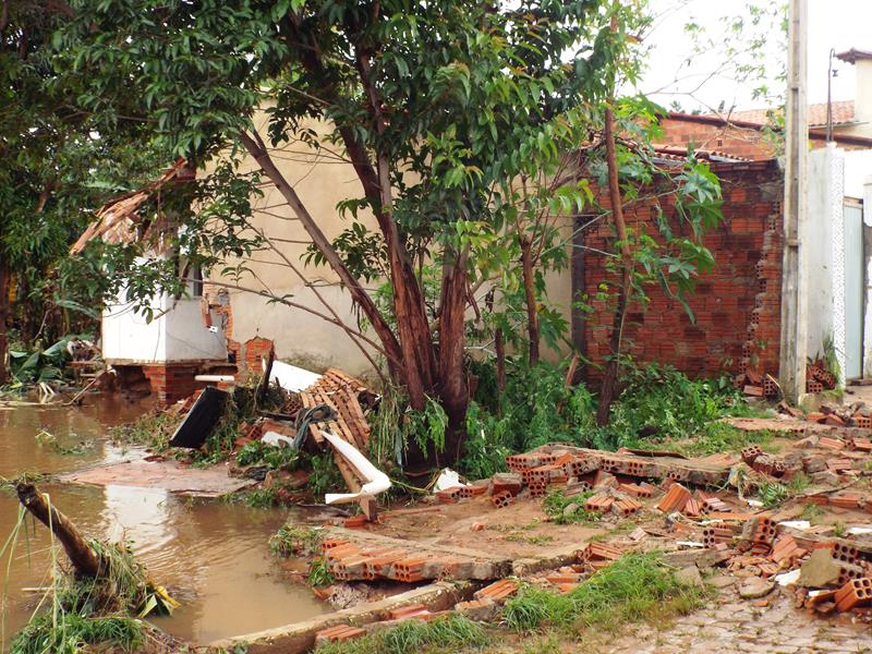 Forte chuva provoca rompimento da parede de barragem e desabriga famílias  - Imagem 9