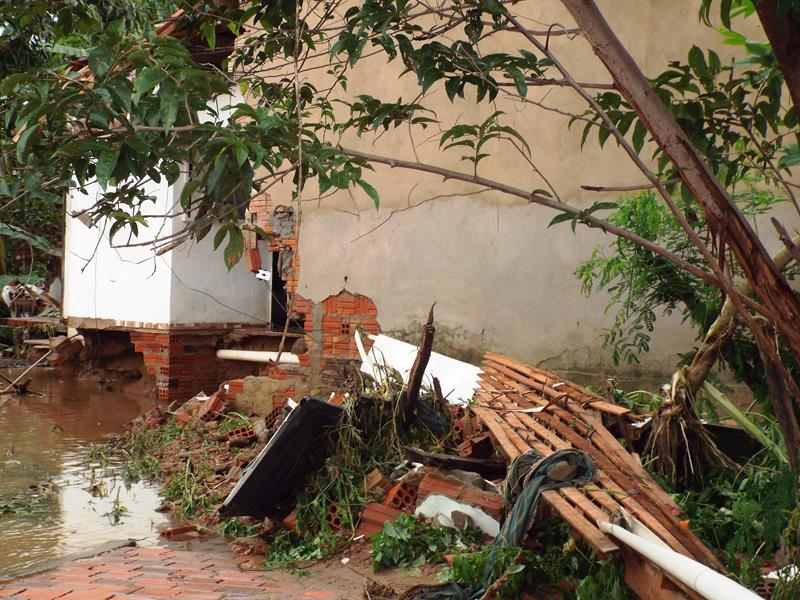 Forte chuva provoca rompimento da parede de barragem e desabriga famílias  - Imagem 8