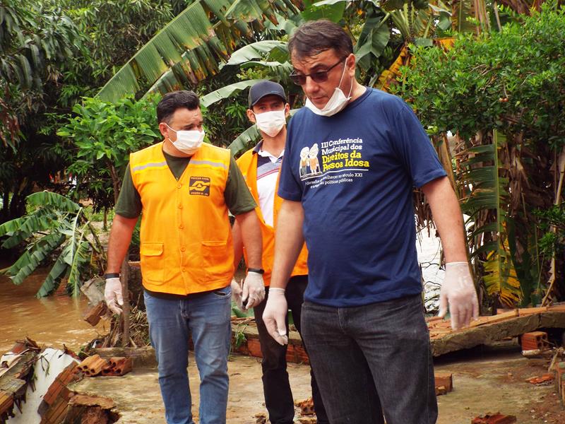 Forte chuva provoca rompimento da parede de barragem e desabriga famílias  - Imagem 1