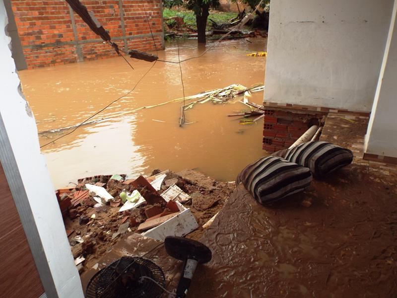 Forte chuva provoca rompimento da parede de barragem e desabriga famílias  - Imagem 27