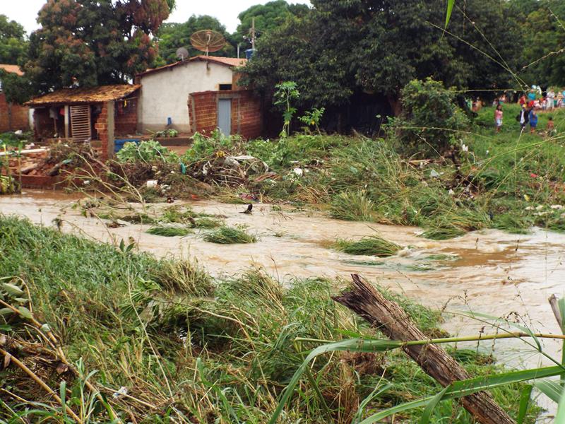 Forte chuva provoca rompimento da parede de barragem e desabriga famílias  - Imagem 14
