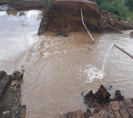 Forte chuva provoca rompimento da parede de barragem e desabriga famílias 