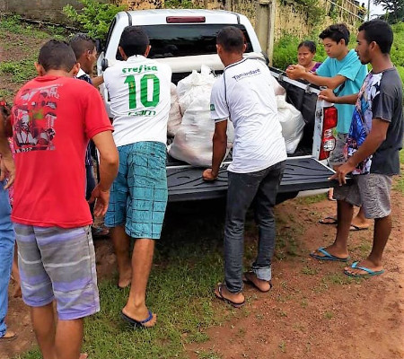 Defesa Civil realiza entrega de cestas de alimentos as famílias desabrigadas