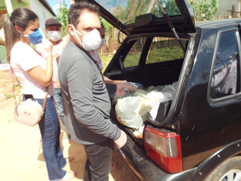 Município faz entrega de cestas de alimentos, roupas, e colchões as famílias dos Bairros Barragem e Cristo Rei  - Imagem 64
