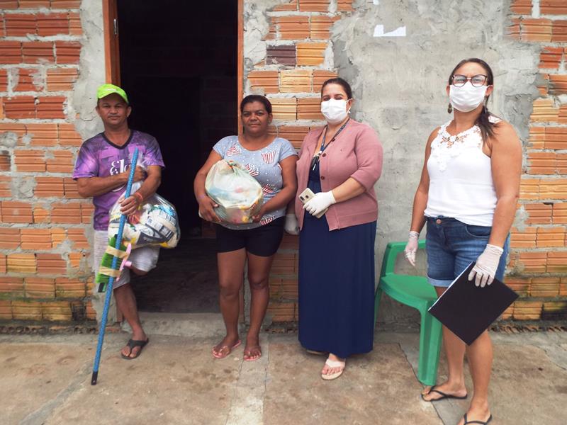 Município faz entrega de cestas de alimentos, roupas, e colchões as famílias dos Bairros Barragem e Cristo Rei  - Imagem 36