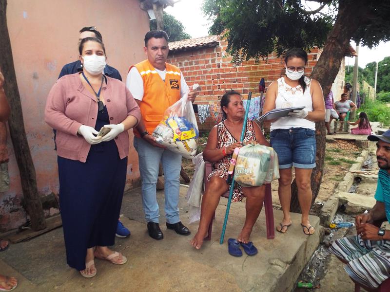 Município faz entrega de cestas de alimentos, roupas, e colchões as famílias dos Bairros Barragem e Cristo Rei  - Imagem 28