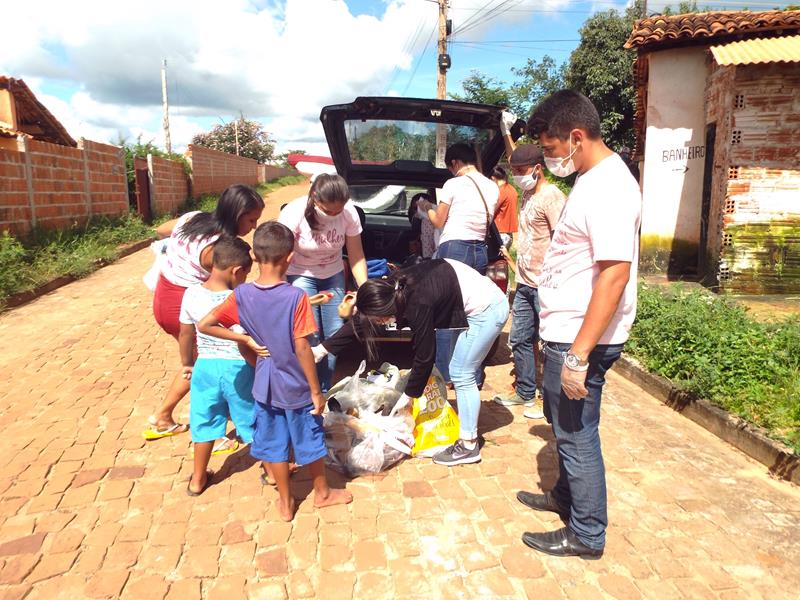 Município faz entrega de cestas de alimentos, roupas, e colchões as famílias dos Bairros Barragem e Cristo Rei  - Imagem 61