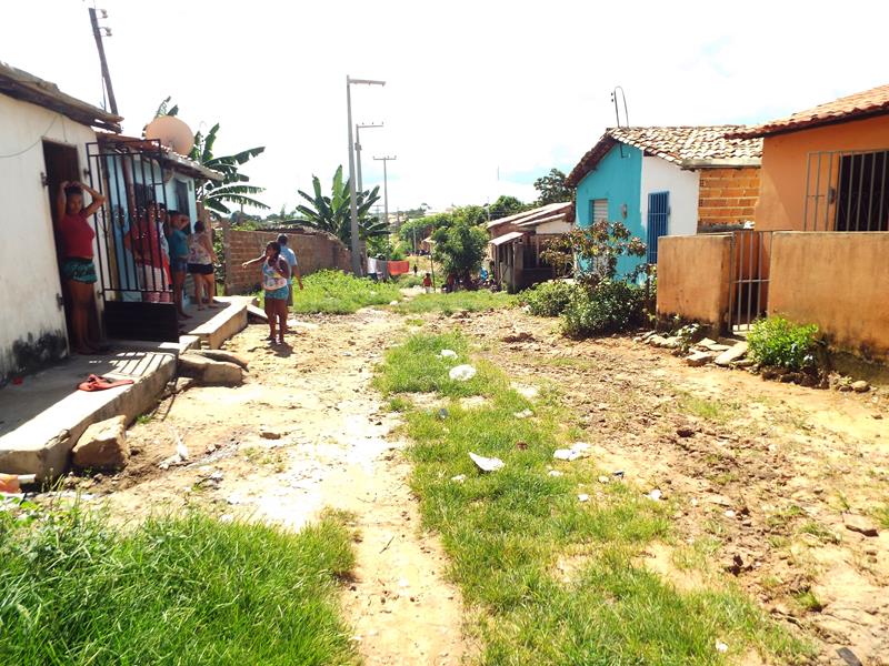 Município faz entrega de cestas de alimentos, roupas, e colchões as famílias dos Bairros Barragem e Cristo Rei  - Imagem 54
