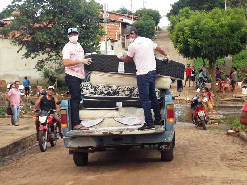 Município faz entrega de cestas de alimentos, roupas, e colchões as famílias dos Bairros Barragem e Cristo Rei  - Imagem 66