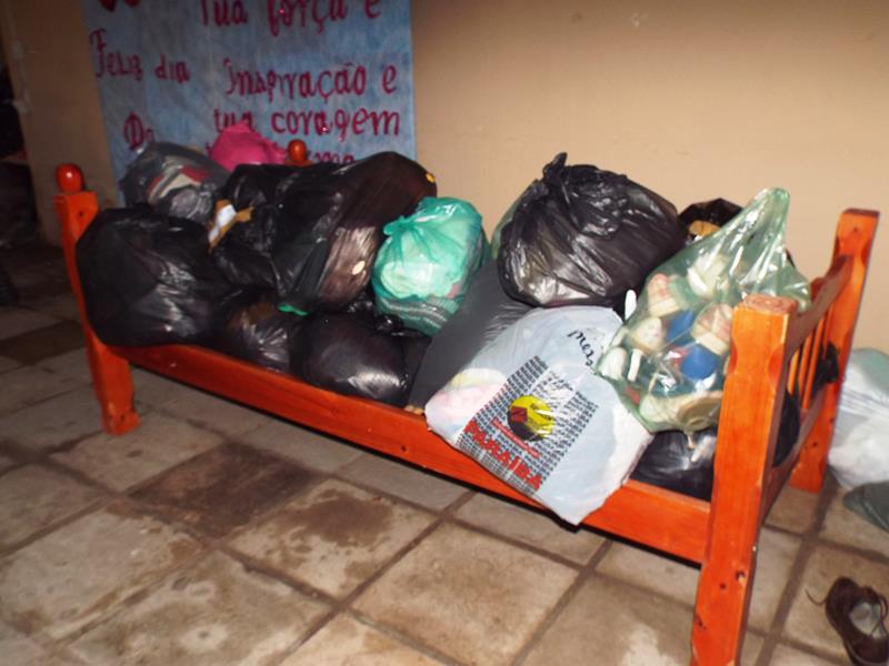 Município faz entrega de cestas de alimentos, roupas, e colchões as famílias dos Bairros Barragem e Cristo Rei  - Imagem 9