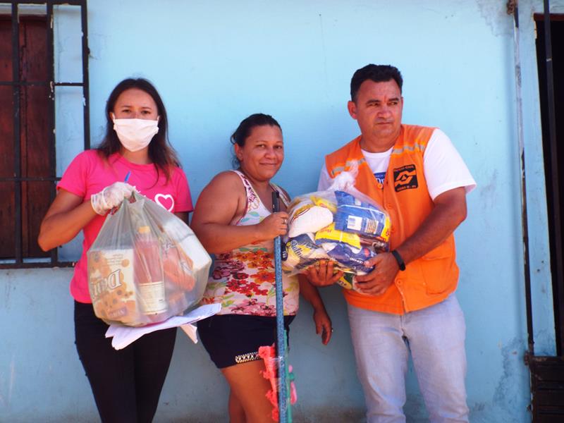 Município faz entrega de cestas de alimentos, roupas, e colchões as famílias dos Bairros Barragem e Cristo Rei  - Imagem 55