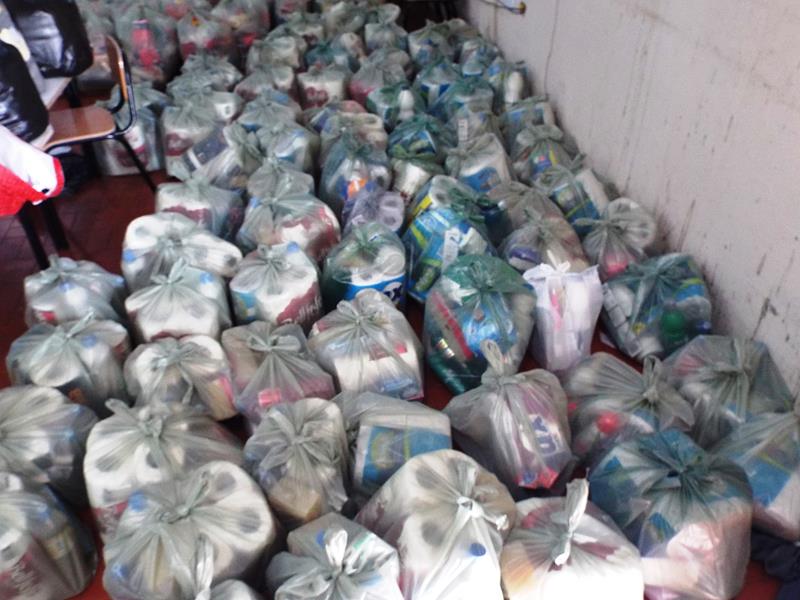 Município faz entrega de cestas de alimentos, roupas, e colchões as famílias dos Bairros Barragem e Cristo Rei  - Imagem 3