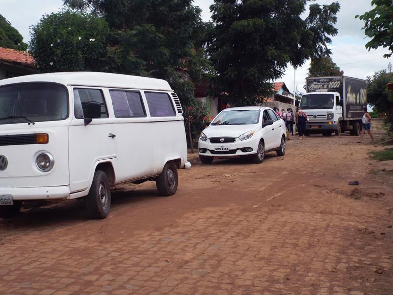 Município faz entrega de cestas de alimentos, roupas, e colchões as famílias dos Bairros Barragem e Cristo Rei  - Imagem 11