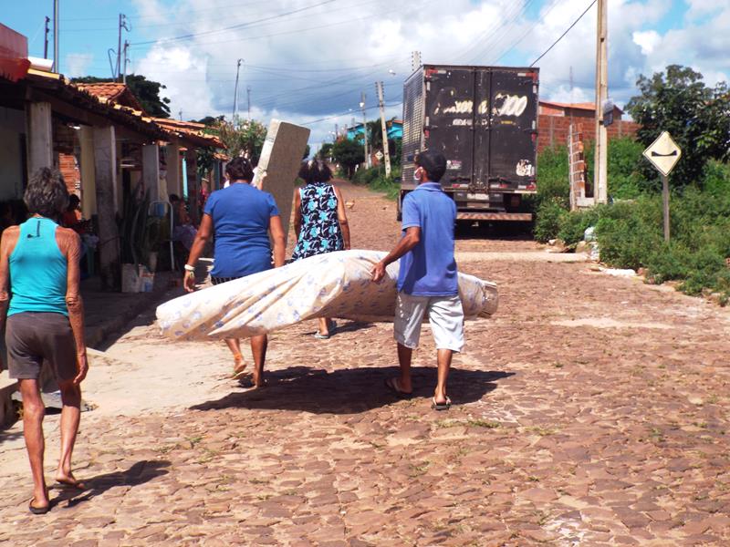 Município faz entrega de cestas de alimentos, roupas, e colchões as famílias dos Bairros Barragem e Cristo Rei  - Imagem 50