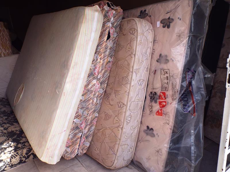 Município faz entrega de cestas de alimentos, roupas, e colchões as famílias dos Bairros Barragem e Cristo Rei  - Imagem 5