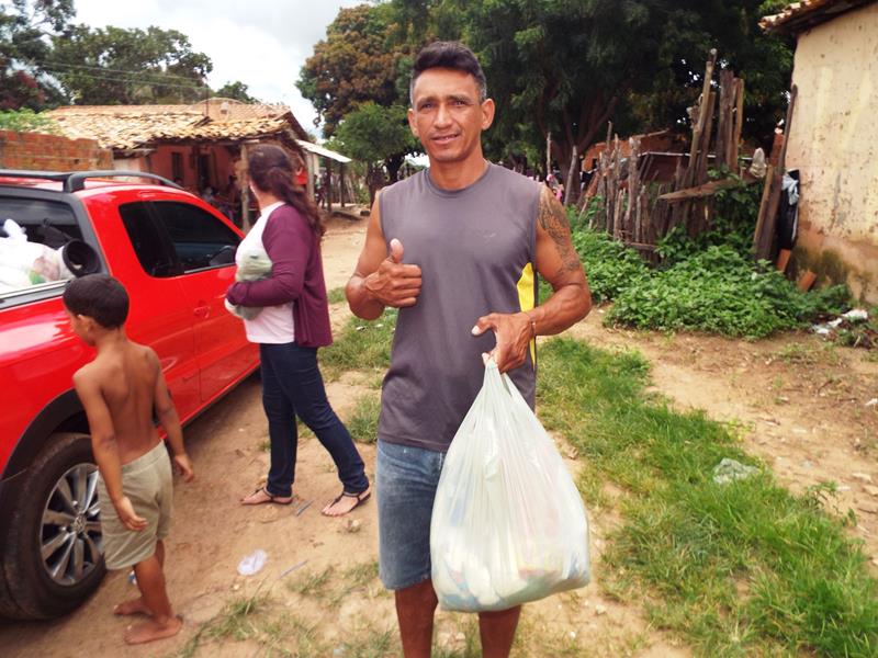 Município faz entrega de cestas de alimentos, roupas, e colchões as famílias dos Bairros Barragem e Cristo Rei  - Imagem 37
