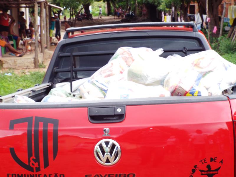Município faz entrega de cestas de alimentos, roupas, e colchões as famílias dos Bairros Barragem e Cristo Rei  - Imagem 25