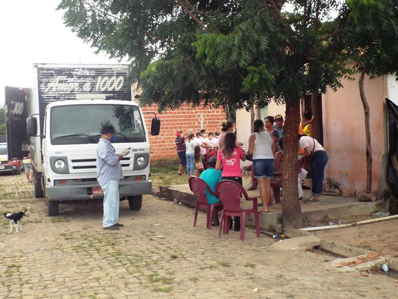 Município faz entrega de cestas de alimentos, roupas, e colchões as famílias dos Bairros Barragem e Cristo Rei  - Imagem 31