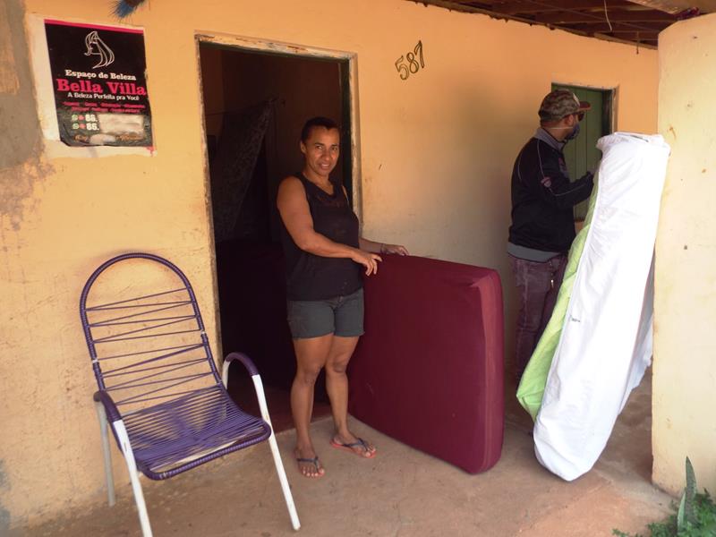 Município faz entrega de cestas de alimentos, roupas, e colchões as famílias dos Bairros Barragem e Cristo Rei  - Imagem 63