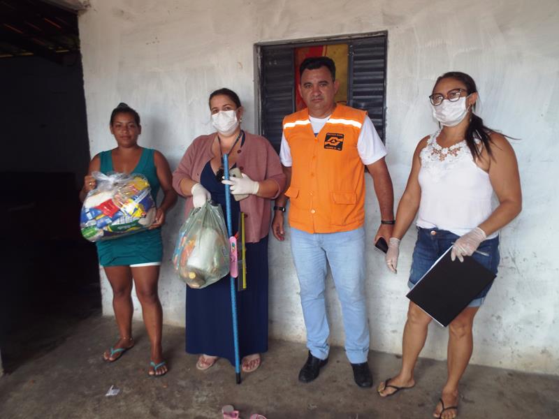 Município faz entrega de cestas de alimentos, roupas, e colchões as famílias dos Bairros Barragem e Cristo Rei  - Imagem 34