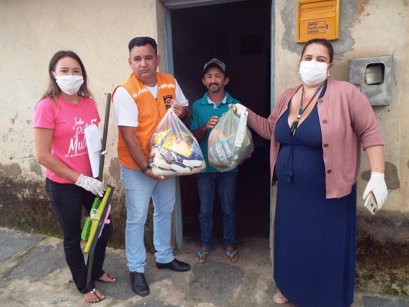 Município faz entrega de cestas de alimentos, roupas, e colchões as famílias dos Bairros Barragem e Cristo Rei  - Imagem 32