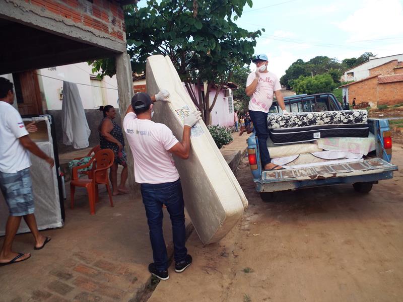 Município faz entrega de cestas de alimentos, roupas, e colchões as famílias dos Bairros Barragem e Cristo Rei  - Imagem 67