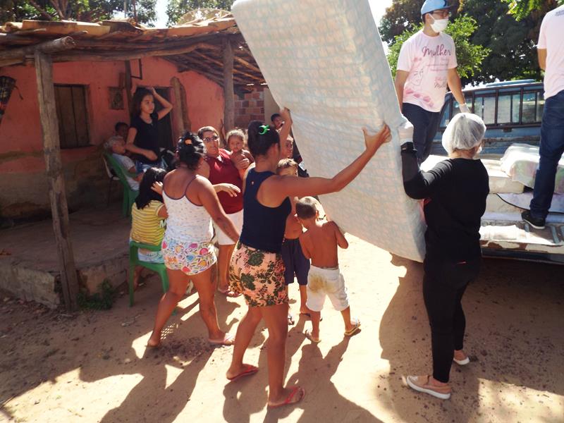 Município faz entrega de cestas de alimentos, roupas, e colchões as famílias dos Bairros Barragem e Cristo Rei  - Imagem 70