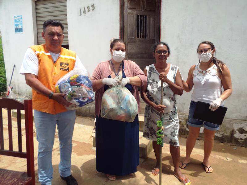 Município faz entrega de cestas de alimentos, roupas, e colchões as famílias dos Bairros Barragem e Cristo Rei  - Imagem 41
