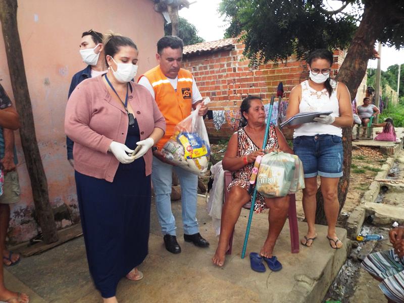 Município faz entrega de cestas de alimentos, roupas, e colchões as famílias dos Bairros Barragem e Cristo Rei  - Imagem 30