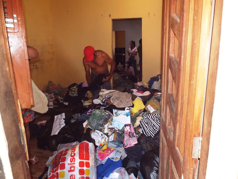 Município faz entrega de cestas de alimentos, roupas, e colchões as famílias dos Bairros Barragem e Cristo Rei  - Imagem 73