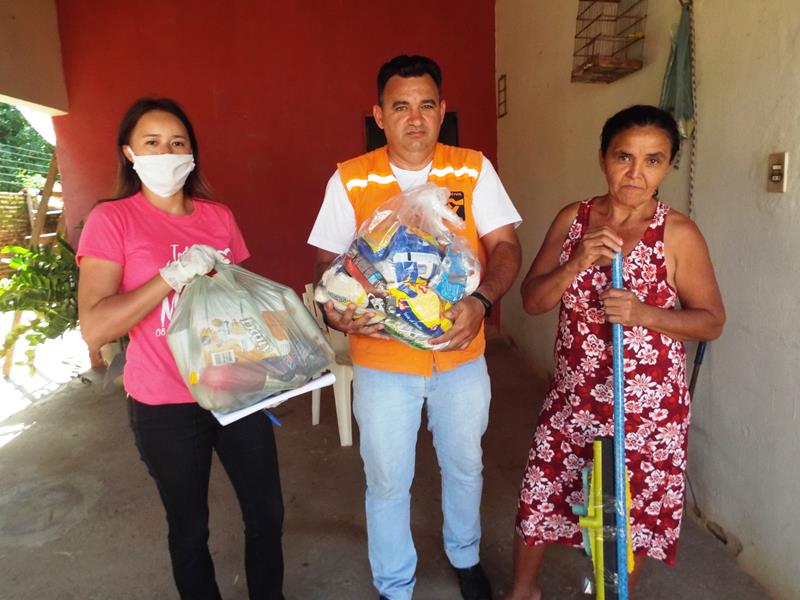 Município faz entrega de cestas de alimentos, roupas, e colchões as famílias dos Bairros Barragem e Cristo Rei  - Imagem 49