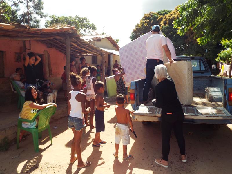 Município faz entrega de cestas de alimentos, roupas, e colchões as famílias dos Bairros Barragem e Cristo Rei  - Imagem 72