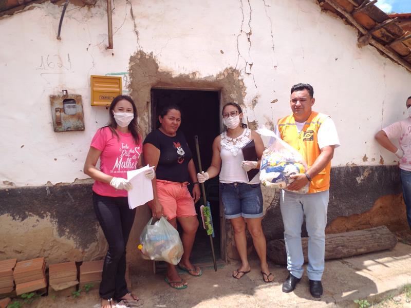 Município faz entrega de cestas de alimentos, roupas, e colchões as famílias dos Bairros Barragem e Cristo Rei  - Imagem 46
