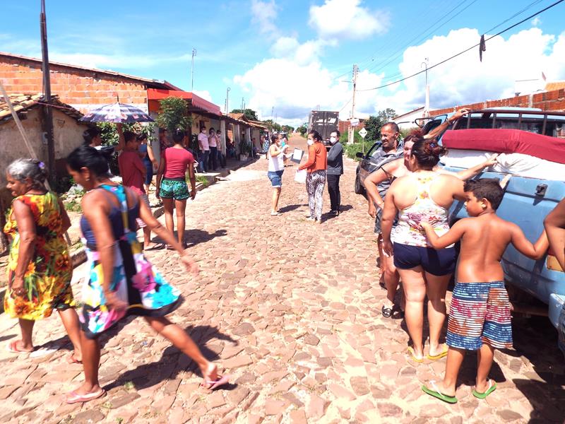 Município faz entrega de cestas de alimentos, roupas, e colchões as famílias dos Bairros Barragem e Cristo Rei  - Imagem 52