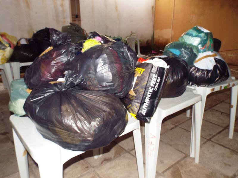 Município faz entrega de cestas de alimentos, roupas, e colchões as famílias dos Bairros Barragem e Cristo Rei  - Imagem 10
