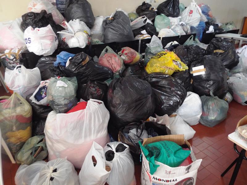 Município faz entrega de cestas de alimentos, roupas, e colchões as famílias dos Bairros Barragem e Cristo Rei  - Imagem 1